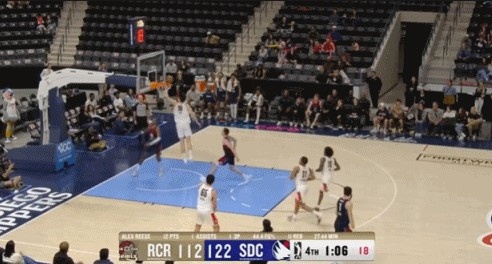 体育APP-防守确实好起来了！杨瀚森先送钉板大帽 随后贴防逼迫对手失误