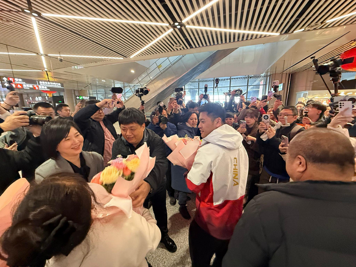 中国体育APP-速滑冠军宁忠岩载誉返乡,家乡民众热情接机|速度滑冰|冬奥会|米兰冬奥会|AC米兰|黑龙江_新浪体育_新浪新闻