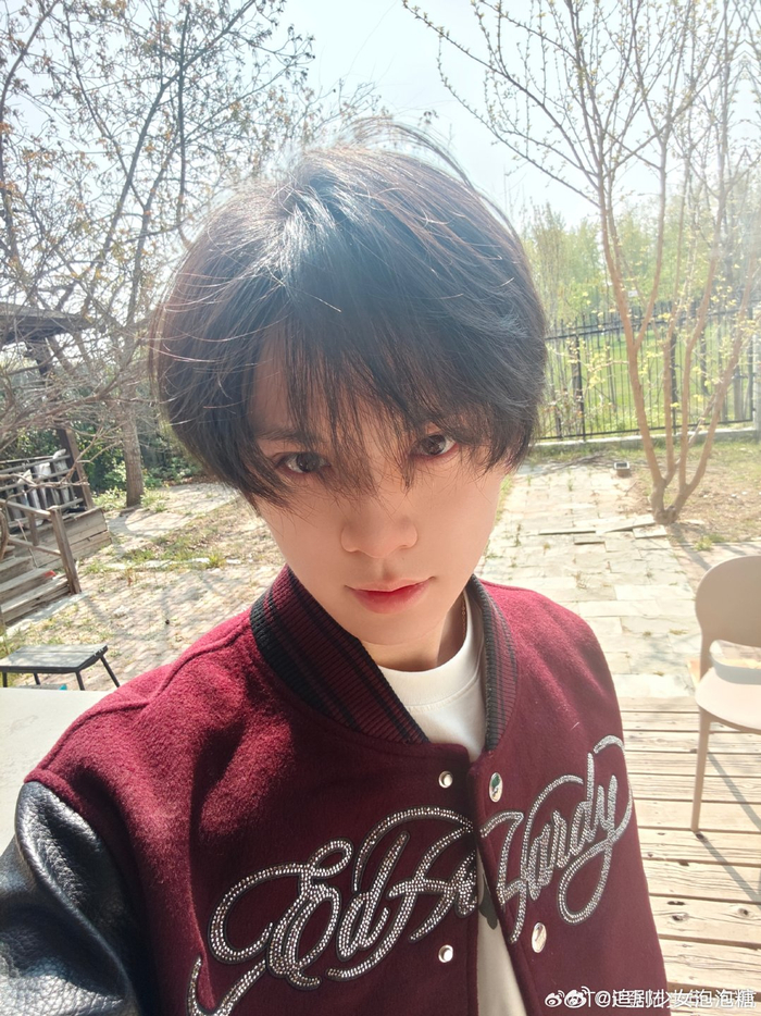 中国体育APP-左航红色棒球服造型亮相，少年感十足|会好|天气|演唱会现场_新浪新闻